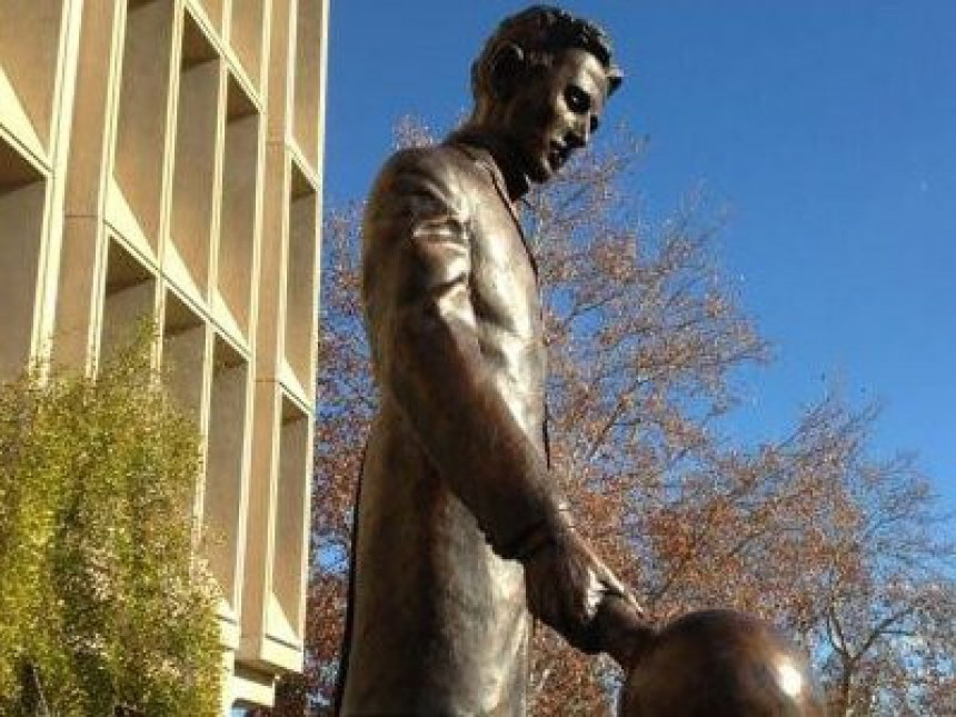 Otkrivena Teslina statua u Kaliforniji