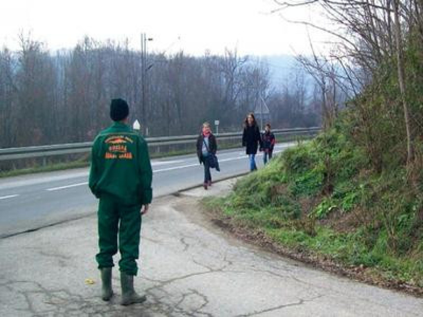 Ukinuli autobuse, djeca pješače 20 kilometara