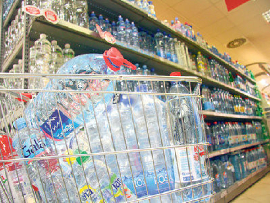 Haos u Užicu: Građani se tuku za flašu vode