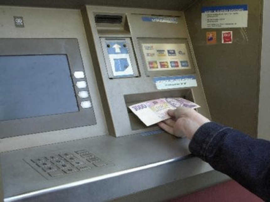 Модрича: Подигао 17 пензија на банкомату