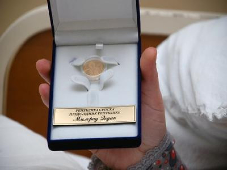 Prvorođenoj bebi zlatnik predsjednika Srpske