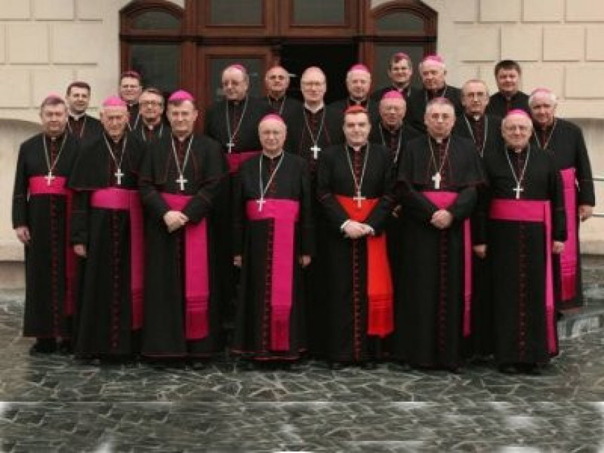 Papa penzioniše ekstremne hrvatske biskupe
