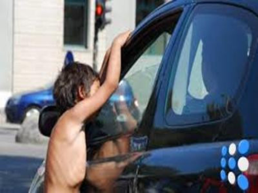 Romska djeca bacaju se pred automobile da bi iznudila novac