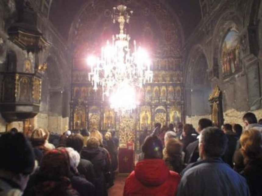 Albanci spriječili Srbe da uđu u crkvu u Đakovici