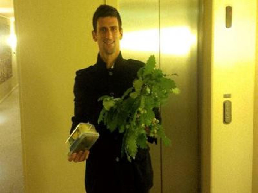 Novak čestitao Božić sa badnjakom u ruci!