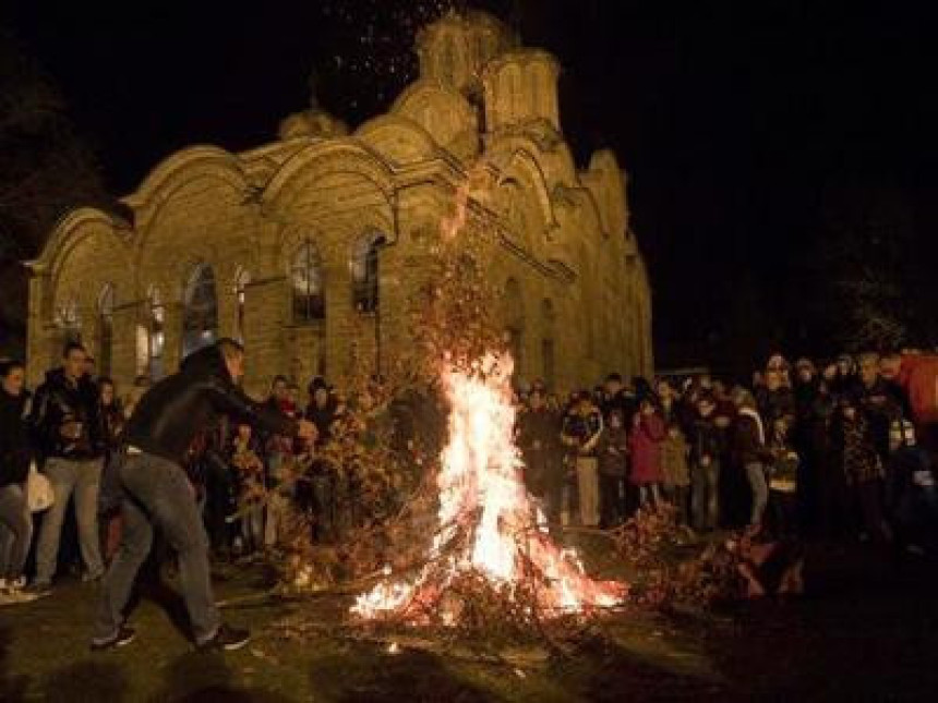 Naložen badnjak u porti manastira Gračanica