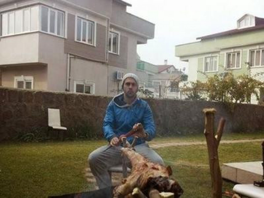 Усред Турске бивши Звездин фудбалер пекао прасе за Божић!