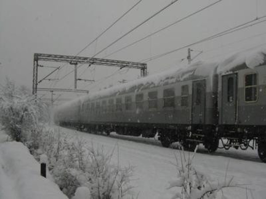 Tri putnička voza blokirana u snijegu