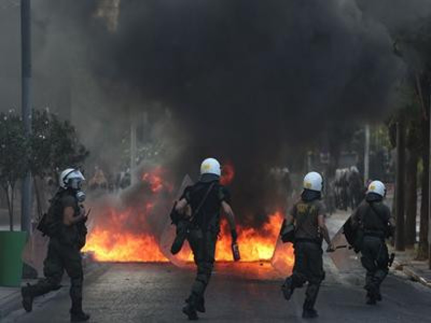 Сукоб анархиста и полиције на улицама Атине