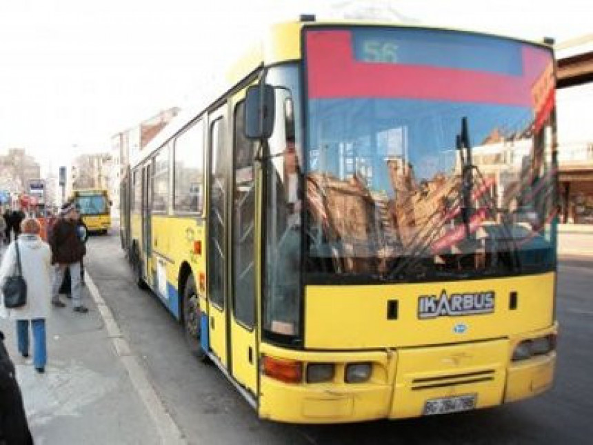 Kontrolorka zarobila putnike u autobusu