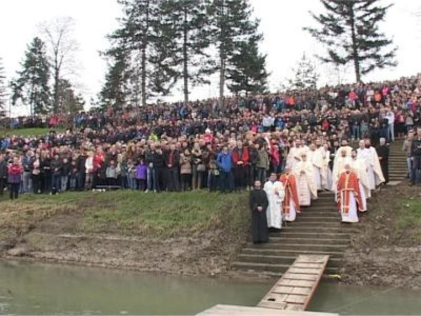 Више од 7000 Брчака пратило пливање за Часни крст