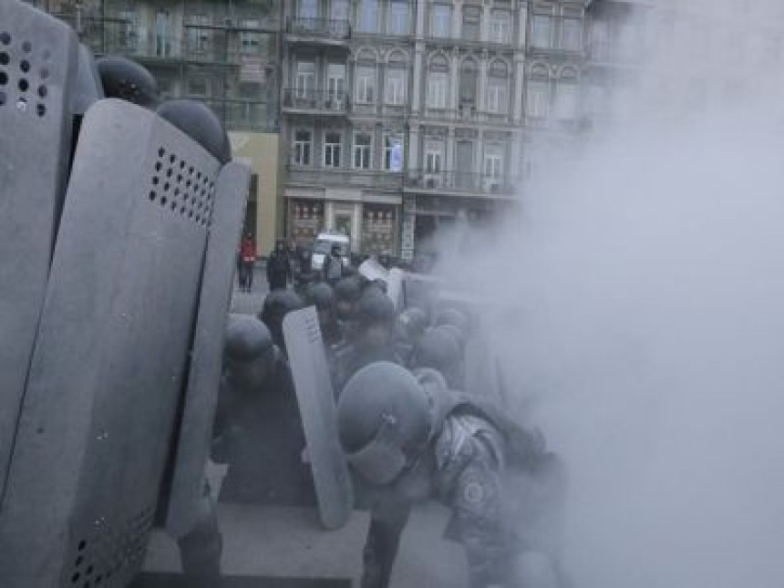 Krvavi sukobi demonstranata i policije u centru Kijeva