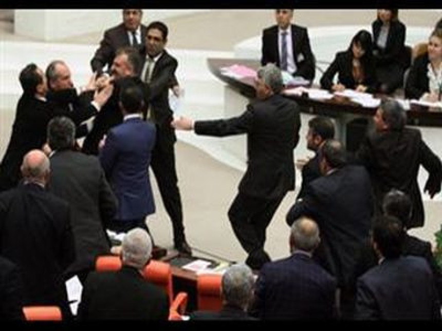 Tuča u turskom parlamentu