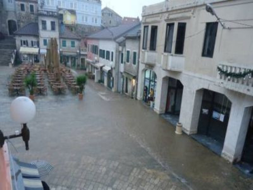 Poplavljeni trgovi i ulice