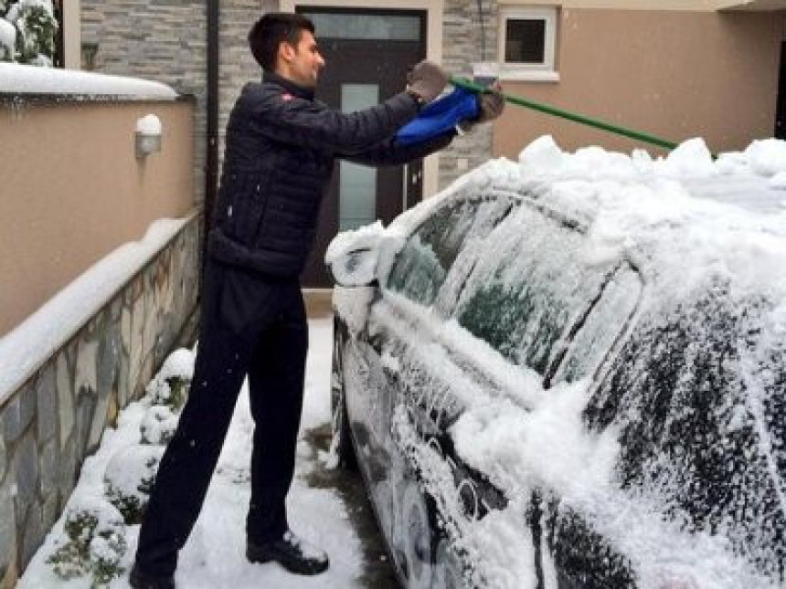 I Novak čisti snijeg