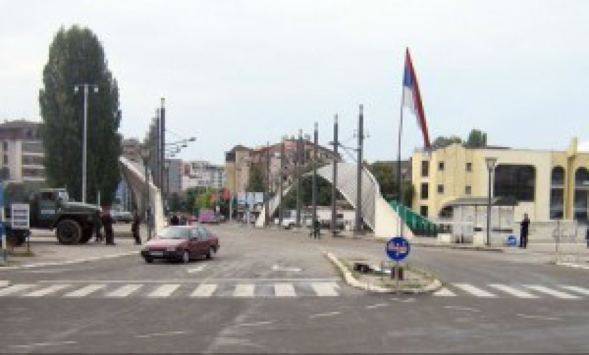  Ponovo kamenovana zgrada opštine Kosovska Mitrovica