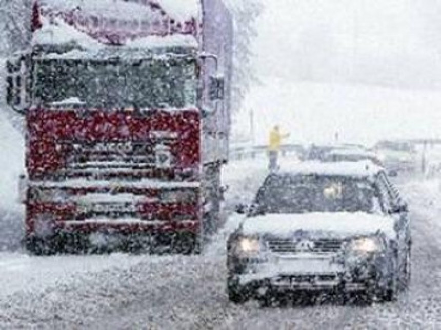 Отежан саобраћај због снијега 