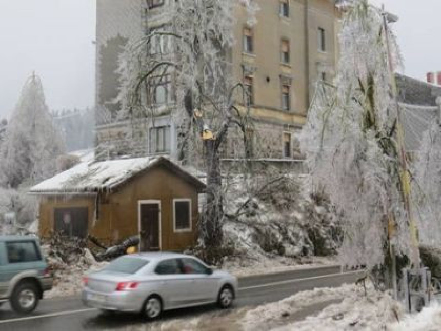 Словенија: Због снијега и леда људи без струје