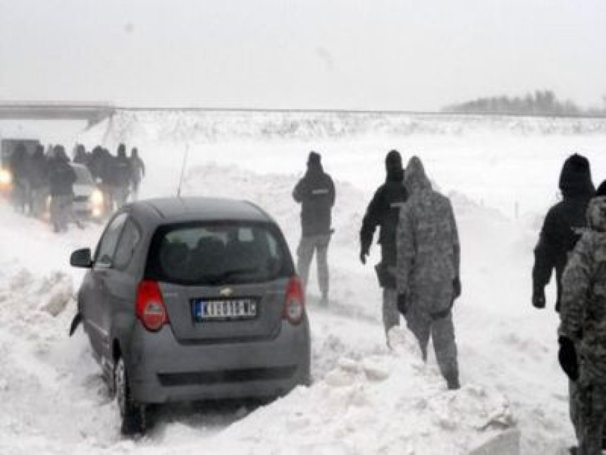 Evakuisani građani napuštaju Bačku Topolu