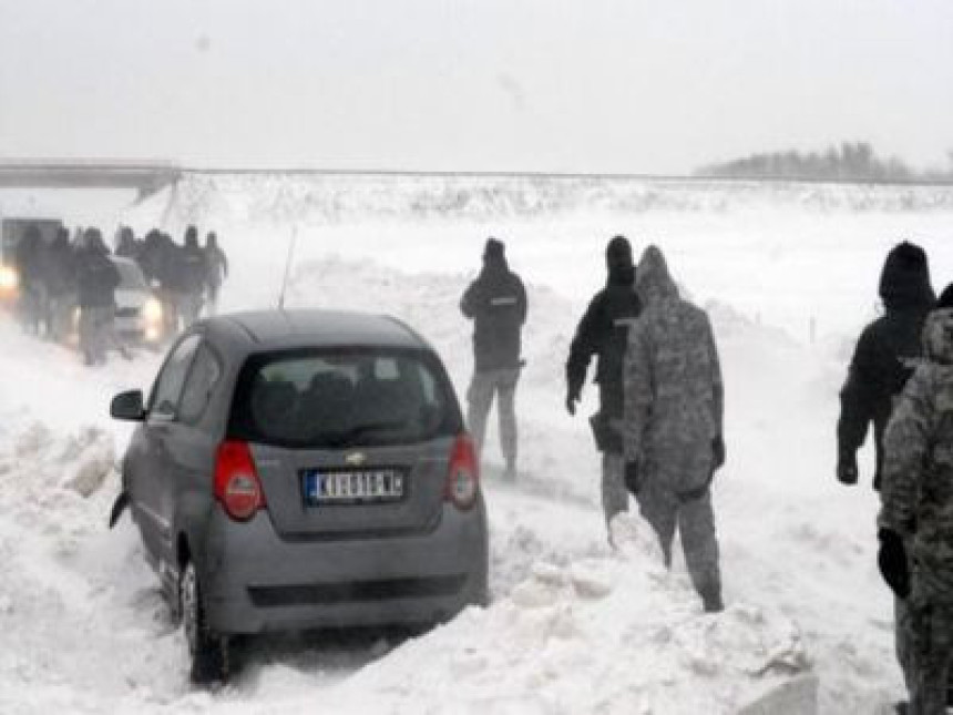 Евакуисани грађани напуштају Бачку Тополу