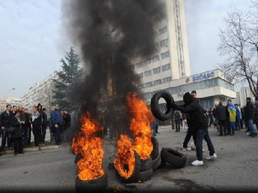 Bahata i korumpirana vlast izvela narod na ulicu (VIDEO)