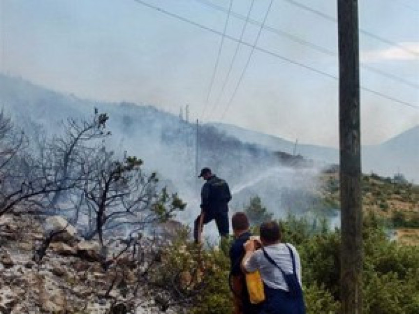 Na Trebinjskim brdima gore električni stubovi