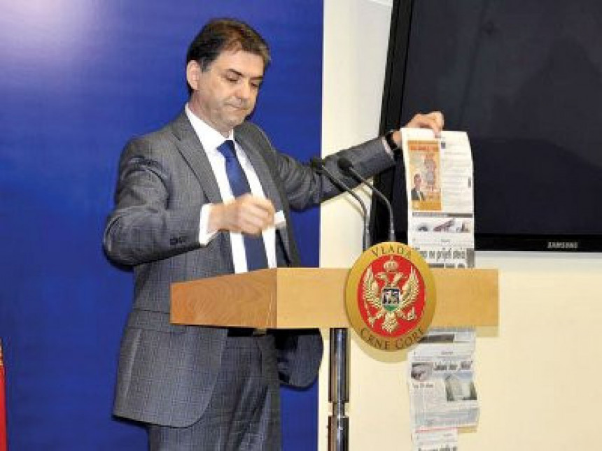Crnogorski ministar bacao perje na novinare (VIDEO)