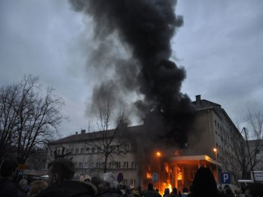 Mostar: Zapaljena zgrada Gradske vijećnice