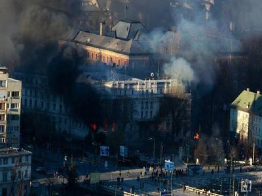 Ватрогасци још гасе пожар у згради Кантона Сарајево