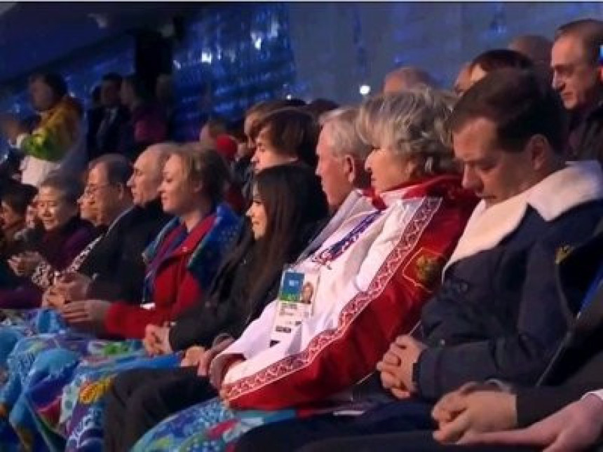 Medvedev prikunjao na ceremoniji (VIDEO)