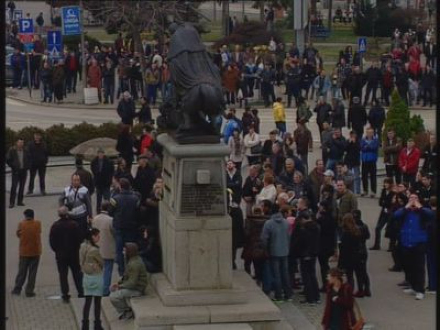 Dvije grupe demonstranata u Bijeljini