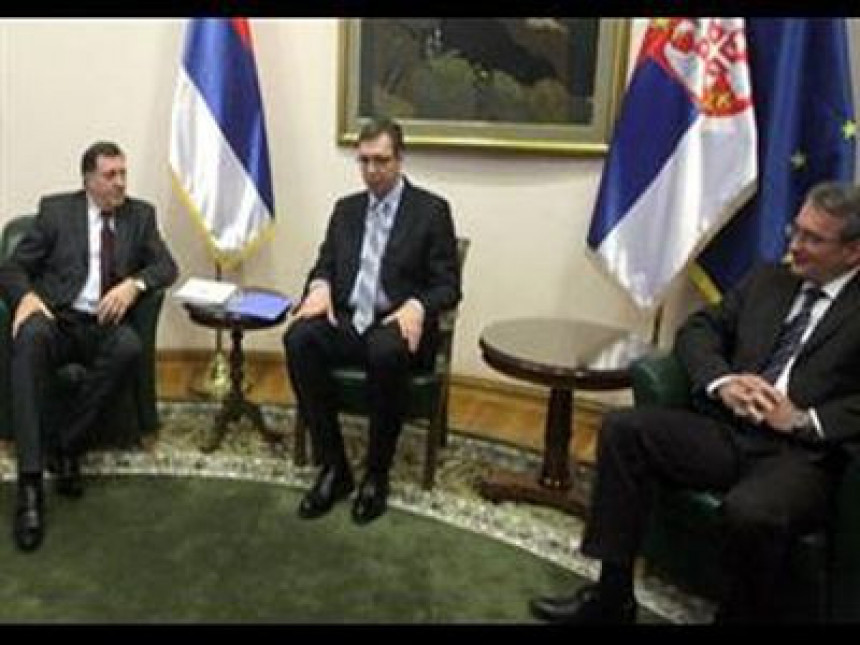 Vučić: Nesuglasice rješavati na izborima