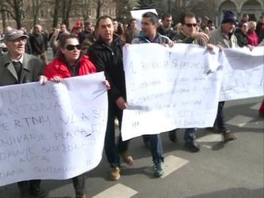 Demonstracije u Sarajevu-vređanje BN televizije (VIDEO)
