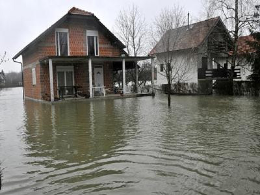 Јужна Морава поплавила 16 кућа 