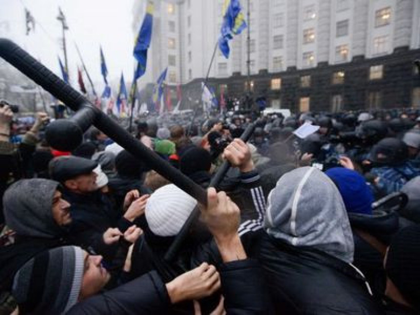Demonstranti zauzeli sjedište Janukovičeve partije