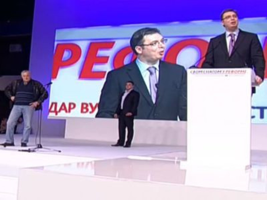 Čovjek uletio na binu, Vučić zaustavio obezbjeđenje