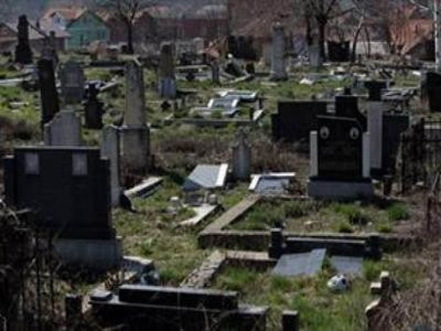 Srpska groblja i dalje skrnave