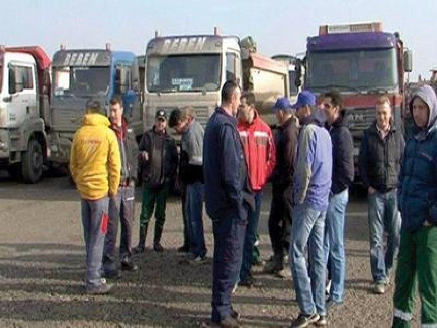 Камионџије блокирале пут Прњавор - Добој (ВИДЕО)