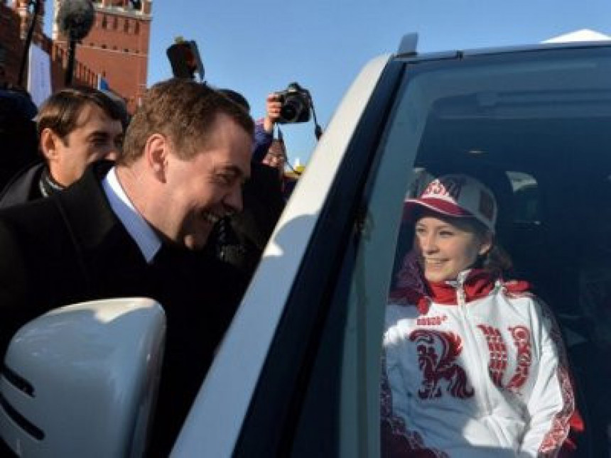 Медведев даривао мерцедесе