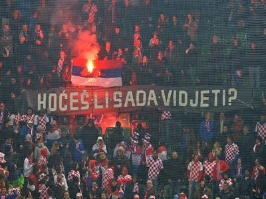 Zapalili zastavu Srbije i uzvikivali "Za dom spremni" 