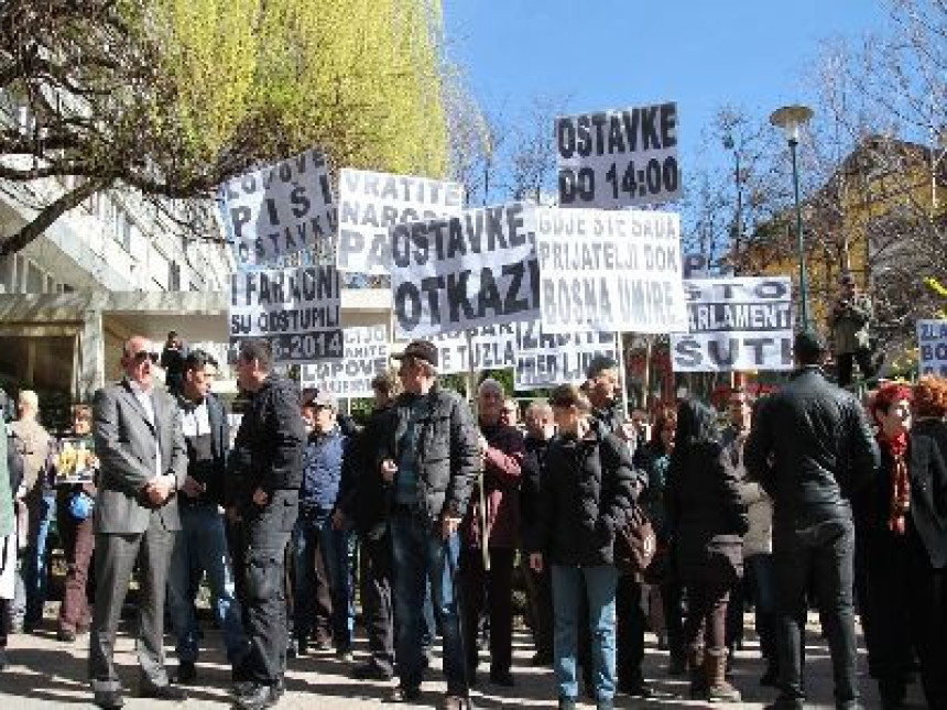 Demonstranti krenuli ka Ambasadi SAD