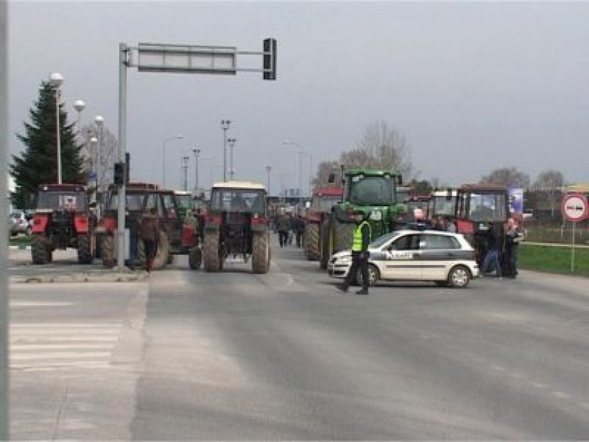 Пољопривредници блокирали гранични прелаз Орашје (ВИДЕО)