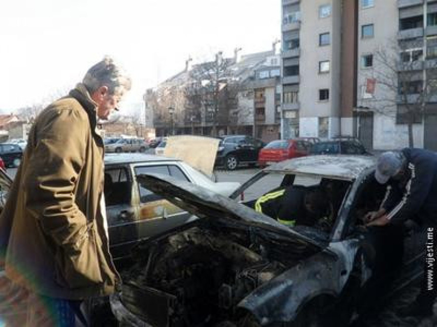 Zapaljeni automobili novinarke i advokata