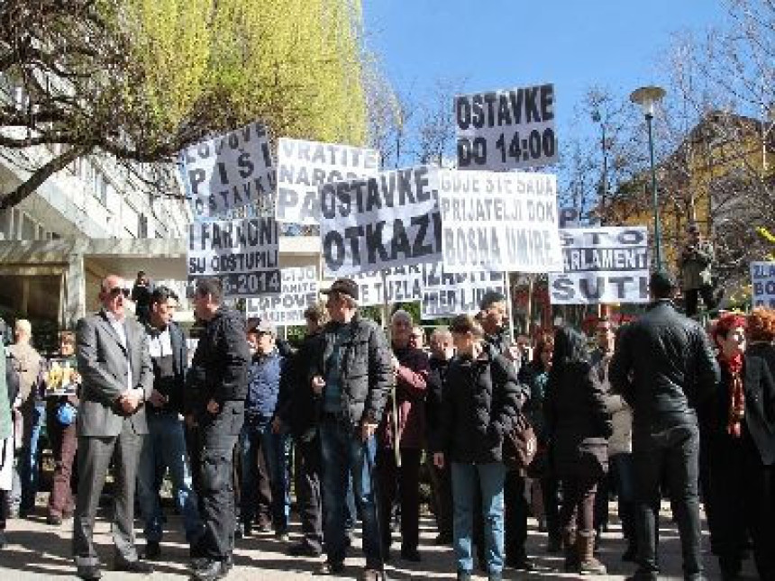 Демонстранти и испред зграде Градског вијећа