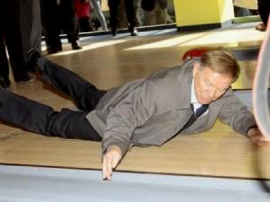 Градоначелник Сарајева сломио руку на куглању