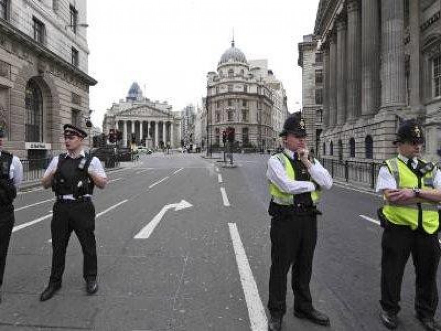 Policija plaća 100 funti za zamjenu sijalice