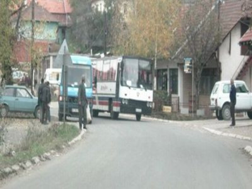 Srbi blokirali put Priština-Raška