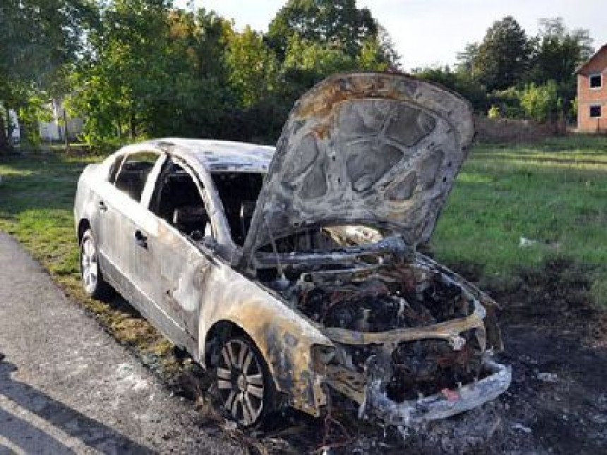 Брчко: Изгорио аутомобил на паркингу