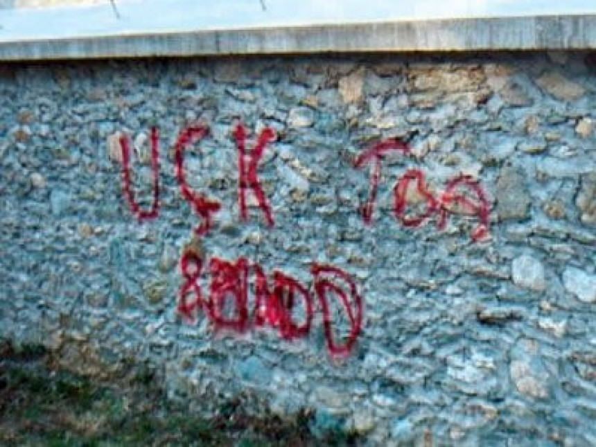 Prijeteći grafiti na kućama Srba u Orahovcu
