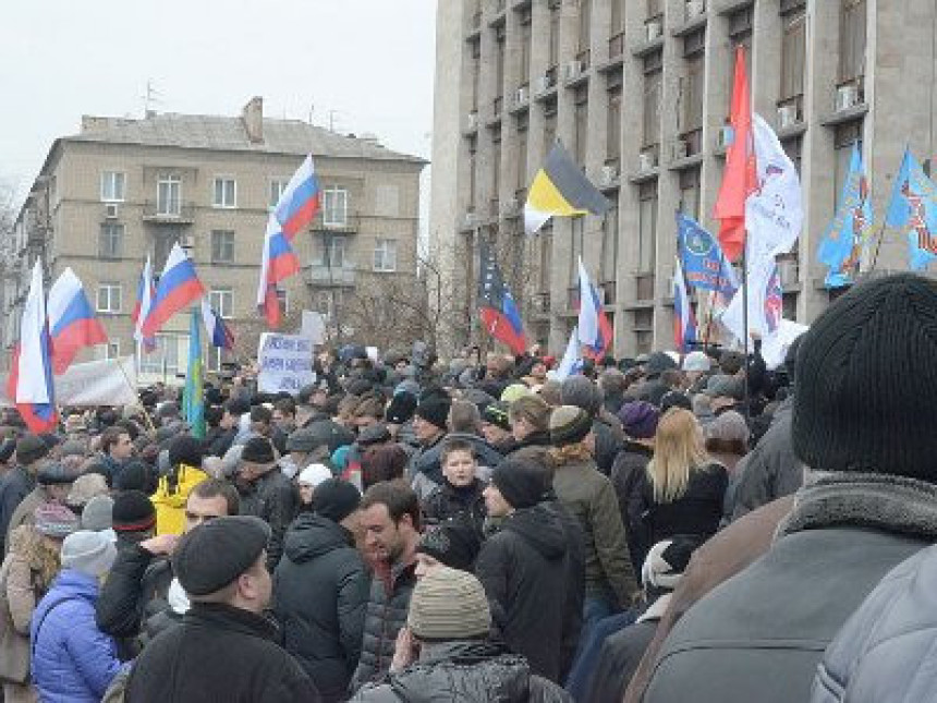 Хиљаде људи на трговима у Доњецку